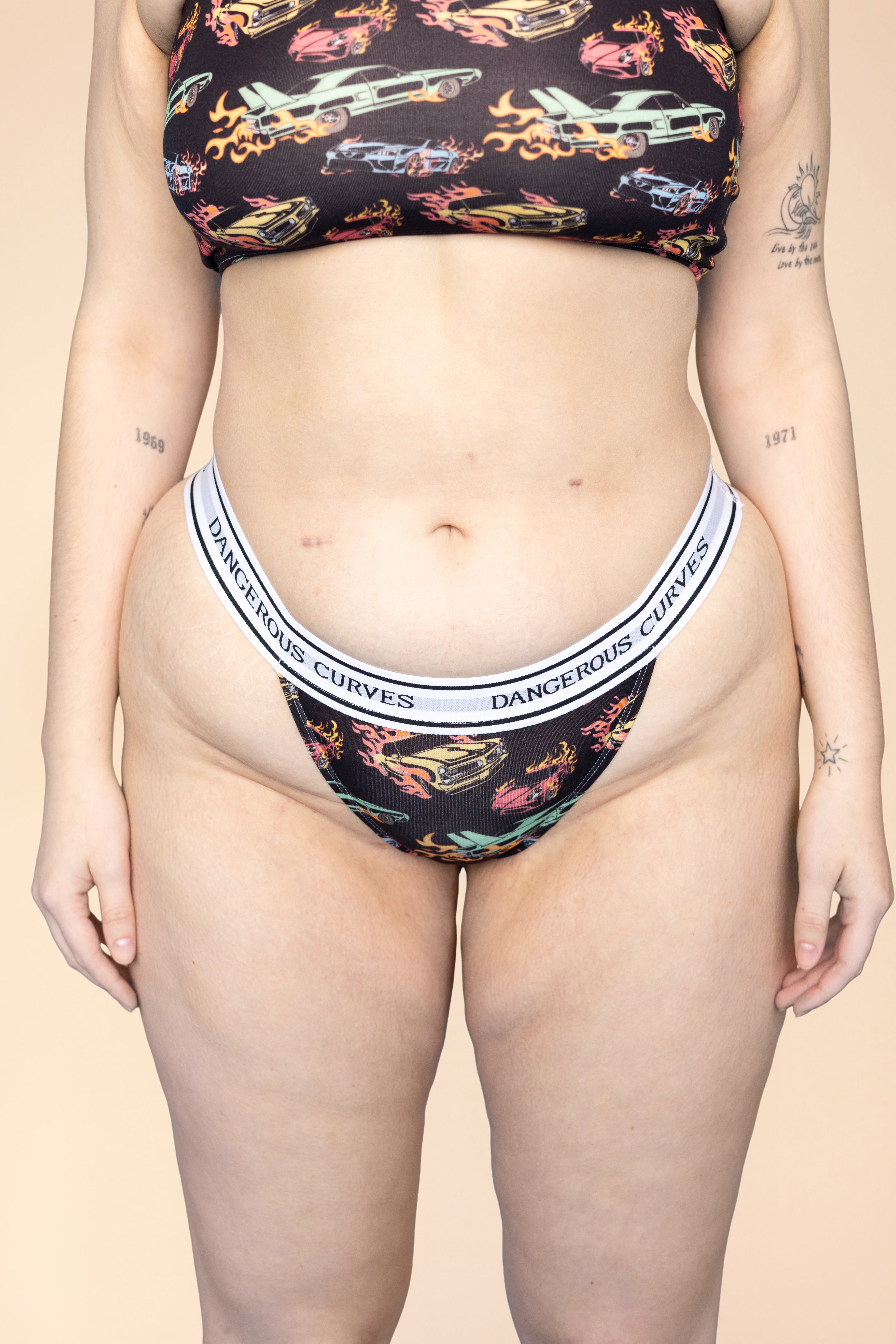 Mini String "DANGEROUS CURVES"